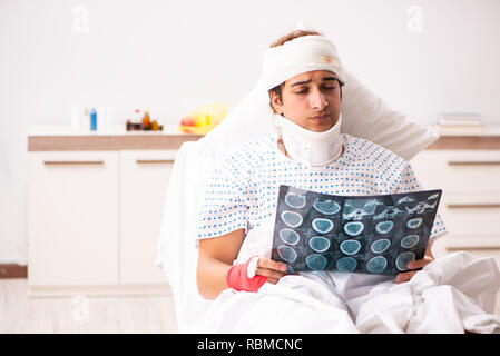 Mann an seiner x-ray Bild suchen Stockfoto