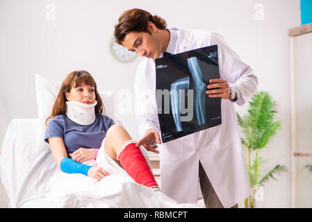 Junger Arzt untersuchen verletzte Patienten Stockfoto