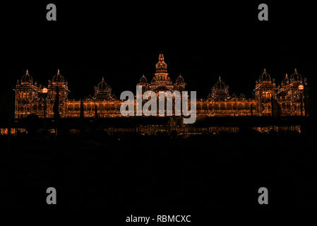 Mysore Palast mit Licht Lampen für dussehra oder dasara oder Diwali Festival in Karnataka eingerichtet. Haus der ehemaligen königlichen indischen Maharadschas oder König. Stockfoto