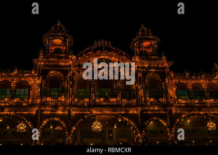 Mysore Palast mit Licht Lampen für dussehra oder dasara oder Diwali Festival in Karnataka eingerichtet. Haus der ehemaligen königlichen indischen Maharadschas oder König. Stockfoto