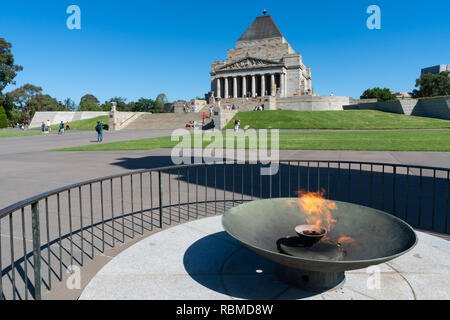 Ewige Flamme vor dem Schrein der Erinnerung in Melbourne, Victoria, Australien Stockfoto