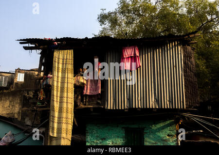 Kinder in Aluminiumblech slum Haus, Kolkata, West Bengal, Indien, Asien Stockfoto