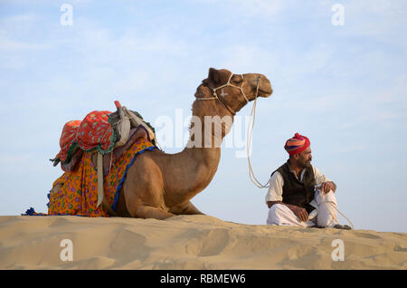 Kamel und Keeper in der Wüste Thar, Jaisalmer, Rajasthan, Indien, Asien Stockfoto