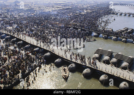 Überqueren von Pontoon Bridge auf Ganga Fluss, Indien, Asien Stockfoto