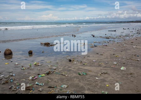 Müll am Strand in Insel Bali Stockfoto