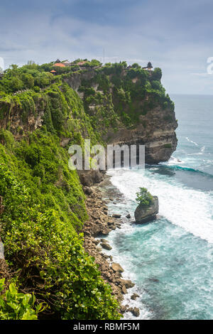 Anzeigen von Uluwatu Klippe mit Pavillon und dem blauen Meer in Bali, Indonesien Stockfoto