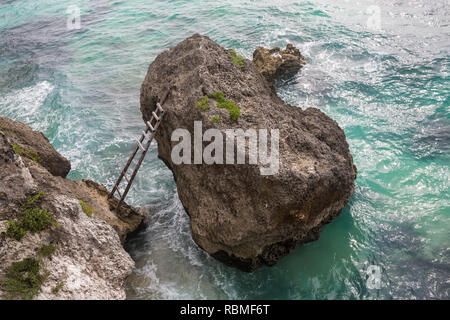 Schönen Strand von Steinen mit Treppen an Fischer Stadt, Dalmatien, Kroatien. Die Insel Solta mit kristallklarem sauberem Wasser, südlich von Split, Wahrzeichen und Reisen touristische Destination in Europa. Stockfoto