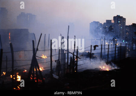 Slums Brennen im Feuer, Colaba, Mumbai, Maharashtra, Indien, Asien Stockfoto