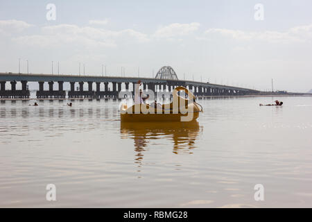 Ein Paar sind, ein Tretboot auf dem Urmia See, West Provinz Aserbaidschan, Iran Stockfoto