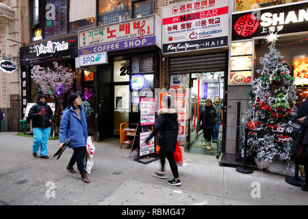 Menschen vorbei gehen. Geschäfte und Restaurants in Koreatown in Manhattan, New York, NY (19. Dezember 2018) Stockfoto