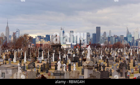 Skyline von New York City Manhattan bei Dämmerung mit Friedhof im Vordergrund. Blick von maspeth, gowanus, sunnyside. Stockfoto