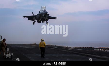 ARABIAN SEA - Eine F-35B Blitz II zugeordnet Marine Fighter Attack Squadron 211 (Vmfa), 13 Marine Expeditionary Unit (MEU), bereitet an Bord der Wespe zu landen - Klasse amphibisches Schiff USS Essex (LL 2), Jan. 9, 2019. Der Essex ist das Flaggschiff der Essex amphibische Gruppe und bereit, mit der begonnen 13. MEU, ist in die USA 5 Flotte Bereich der Maßnahmen zur Unterstützung der Marine im Einsatz für die Stabilität und Sicherheit in der Region zu gewährleisten und verbindet das Mittelmeer und den Pazifischen Raum durch den westlichen Indischen Ozean und drei strategischen Punkten ersticken. (U.S. Marine Corps Stockfoto