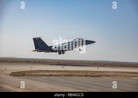 Eine F-15 von der 332 d Air Expeditionary Wing, 391 Fighter Squadron, zieht zur Unterstützung der Operation inhärenten Lösen von einem unbekannten Ort Jan. 4, 2019. Die 391 FS 'Fett Tiger' ist die größte Fighter squadron in der United States Air Force, bestehend aus mehr als 180 Flieger und mehr als 20 Flugzeuge. Die Staffel ist die Mission bereit zu planen und alle - Wetter/Nacht Missionen einschließlich selfescort Verbot, Close Air Support, defensive Counter - Luft, und Unterdrückung von gegnerische Luftabwehr ausführen. Die 332 AEW ist der führende Anbieter von Full-Service-Spektrum integrierte Luft- und Raumfahrt macht in Southw Stockfoto