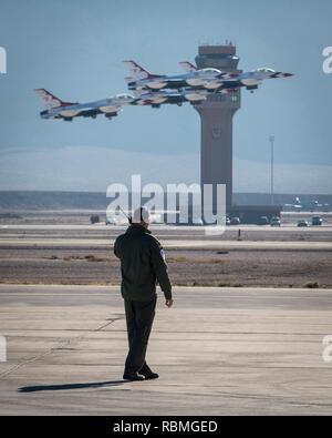 Flieger der United States Air Force Demonstration Squadron "Thunderbirds" Verhalten der ersten offiziellen Start des Thunderbird Diamond Formation, 10. Januar 2019 Auf der Nellis Air Force Base, NV. Dieser übungsflug ist ein wichtiger Meilenstein für 2019 Thunderbird, da Sie den Stolz, Präzision Showcase vorzubereiten, und die Professionalität der US Air Force während der kommenden Saison zeigen. (U.S. Air Force Foto/Maj. Ray Geoffroy) Stockfoto