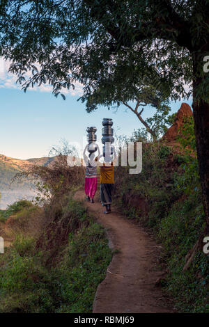 Frau balancing Wasser Töpfe, Araku, Andhra Pradesh, Indien, Asien Stockfoto