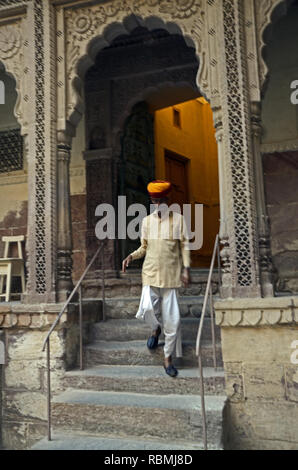 Mann hinunter Schritte in Mehrangarh Fort, Jodhpur, Rajasthan, Indien, Asien Stockfoto