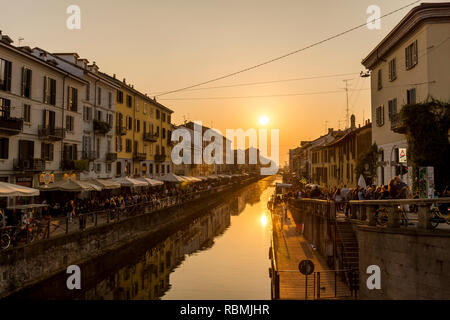 Sonnenuntergang am Naviglio Grande im Zentrum von Mailand Stockfoto