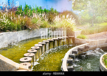 Teich Wasser im Garten/klassisch-schönen runden Design für Fische Teich Garten mit Brunnen Wasser für Sauerstoff natur Teich Stockfoto