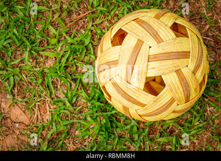 Charakter-symbole Takraw Ball - rattan ball Sport outdoor/Charakter-symbole takraw auf grünem Gras Feld Stockfoto