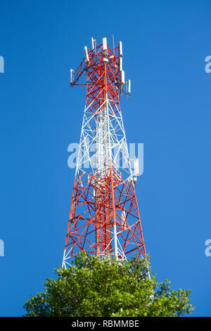 Telekommunikation Türme mit blauen Himmel am hellen Tag/SAT-Antennen Türme drahtlose Technologie verbinden und kommunizieren. Stockfoto