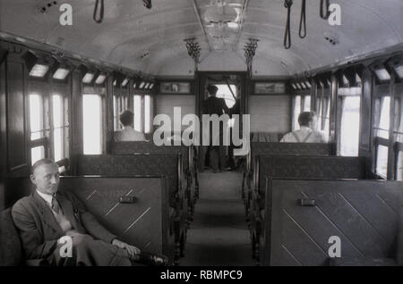 1950, historische, erwachsenen männlichen Passagier in einem Waggon dieser Ära sitzen, England, UK. Stockfoto