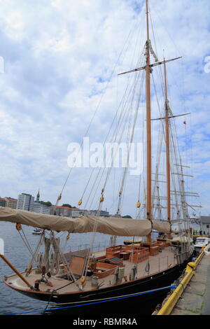 Eine hölzerne Segelboot Docks im Hafen Hanseatic Wharf in Bergen, Norwegen. Stockfoto