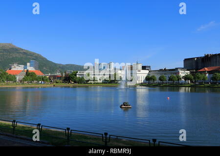 Blick über den See, Lille Lungegårdsvannet, in Bergen, Norwegen, in Richtung der Kode 4 Museum und anderen Gebäuden während der Sommerzeit. Stockfoto