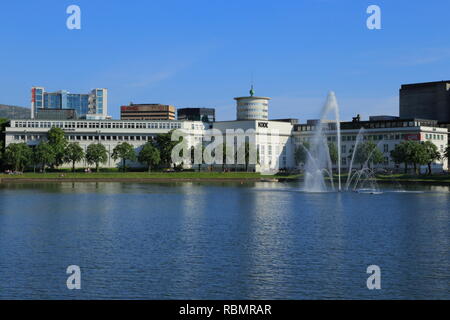 Blick über den See, Lille Lungegårdsvannet, zu der Kode 4 Museum und die Stadt Bergen Kulturskole in Bergen, Norwegen Stockfoto