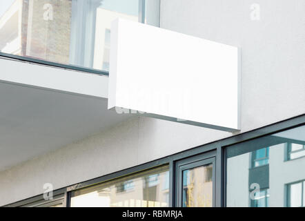 Leere hängende Firma Hinweisschild mit weißen kopieren, modern signage mockup Stockfoto