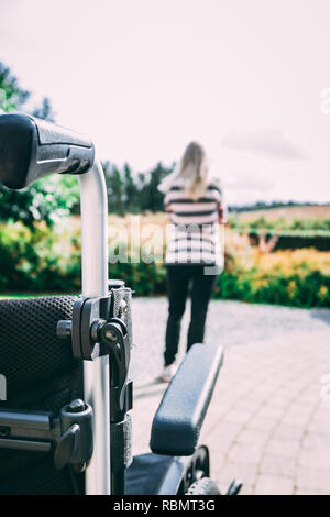 Frustrierte Frau in Verlust von behinderten Menschen Stockfoto