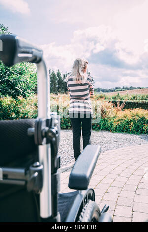 Frustrierte Frau in Verlust von behinderten Menschen Stockfoto