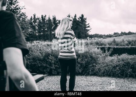 Mann mit dystonie im Rollstuhl und Frau in Beziehung Kampf Stockfoto