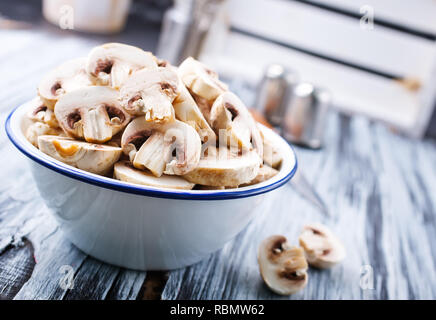 Rohe Pilze in der Schüssel, Pilze redy zum Kochen Stockfoto