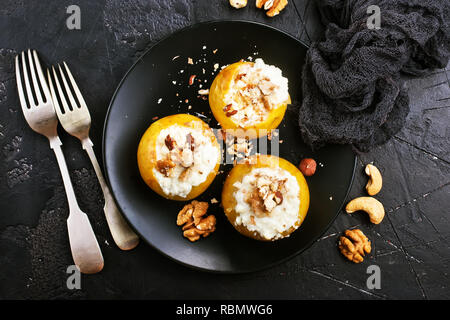 Gebackene Äpfel mit Nüssen und Honig, Wüste auf der Platte Stockfoto