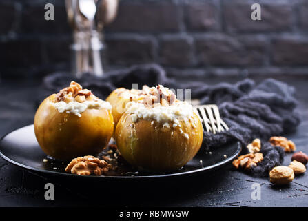 Gebackene Äpfel mit Nüssen und Honig, Wüste auf der Platte Stockfoto