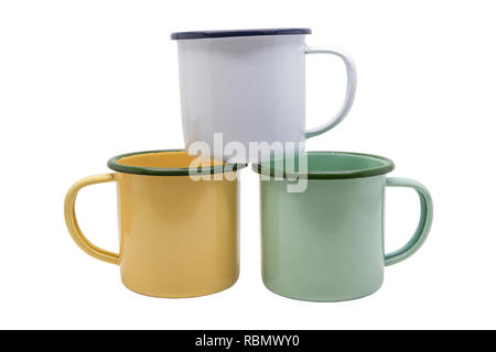 Stapel von vielen Farben Tin Cup isolieren auf weißem Hintergrund mit Freistellungspfaden. Stockfoto