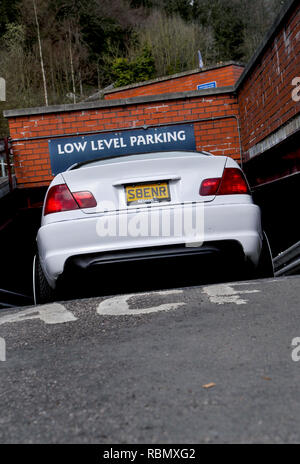 'Low Level Parking' Schild über stanced, senkte die BMW E46 3er on air bag Suspension abgesenkt und geändert Stockfoto