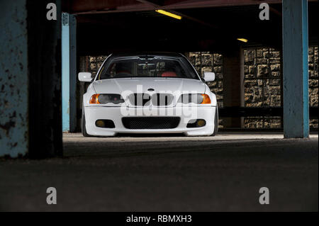 Stanced BMW E46 3er on air bag Suspension abgesenkt und geändert Stockfoto
