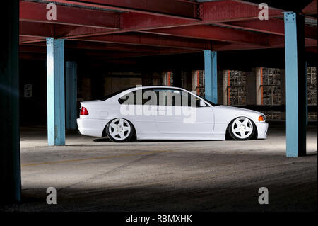 Stanced BMW E46 3er on air bag Suspension abgesenkt und geändert Stockfoto