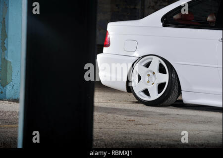 Stanced BMW E46 3er on air bag Suspension abgesenkt und geändert Stockfoto