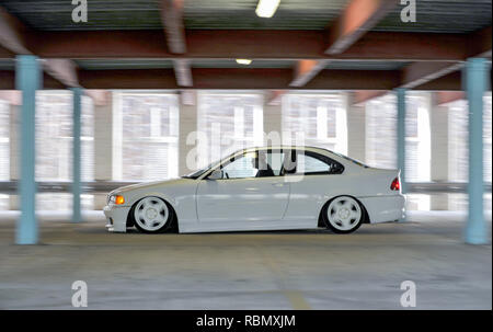 Stanced BMW E46 3er on air bag Suspension abgesenkt und geändert Stockfoto