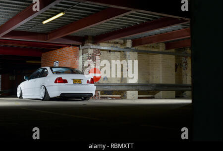 Stanced BMW E46 3er on air bag Suspension abgesenkt und geändert Stockfoto