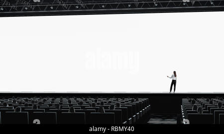 Leeren weißen Bildschirm in der Präsentation Halle Person auf der Bühne mockup. Leere scren im Theater mock up. Menschen auf der Vorlesung oder Filmpremiere Vorlage. Educatio Stockfoto