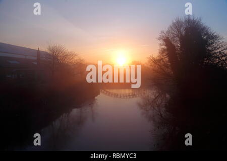 Reflexionen von Stanley Fähre Aquädukt wie die Sonne erhebt sich auf einem nebligen Morgen. Stockfoto