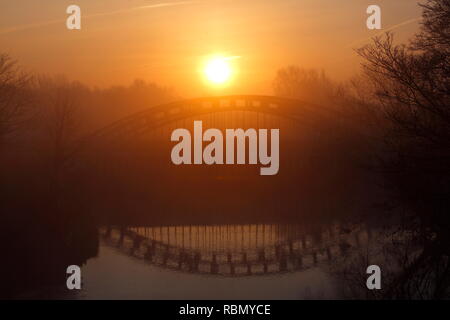 Reflexionen von Stanley Fähre Aquädukt wie die Sonne erhebt sich auf einem nebligen Morgen. Stockfoto