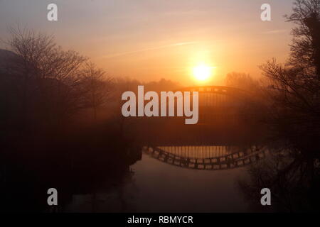 Reflexionen von Stanley Fähre Aquädukt wie die Sonne erhebt sich auf einem nebligen Morgen. Stockfoto