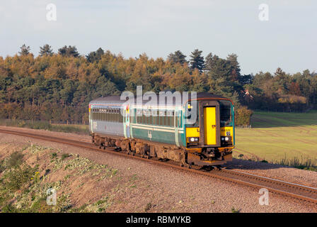 Ein paar der Klasse 153 Dieseltriebzüge Nummern 153322 und 153314 ein Anglia Service am Devils Graben in der Nähe von Dullingham in Cambridgeshire. Stockfoto