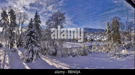 DE - Bayern: Winter in Bad Tölz (Badeteil) Über von Isar mit Blomberg Berg im Hintergrund gesehen (Panorama HDR-Bild) Stockfoto