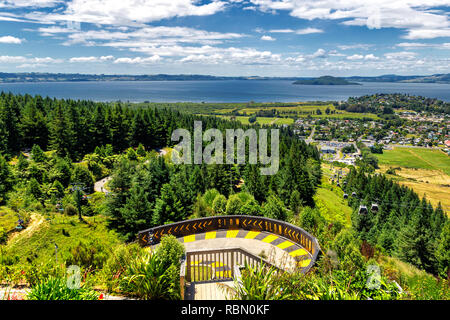 Rotorua See und Rodeln Reiten Track Blick von der Spitze des Hügels, Neuseeland Stockfoto