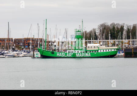 Grünen Feuerschiff Mary Maus 2 am Eingang der Haslar Marina Entwicklung komplexer, Gosport, Hampshire Portsmouth Harbour, South Coast England Stockfoto